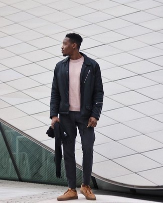 С чем носить бежевые кожаные низкие кеды мужчине