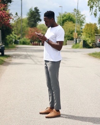 С чем носить бежевые кожаные низкие кеды мужчине