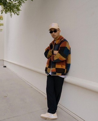 С чем носить бежевые кожаные низкие кеды мужчине