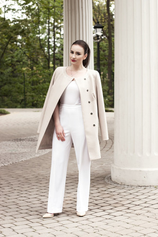 Как носить бежевые кожаные туфли с бежевым пальто