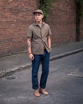 С чем носить бежевые кожаные кеды мужчине