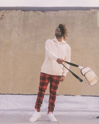 С чем носить бежевые кожаные кеды мужчине