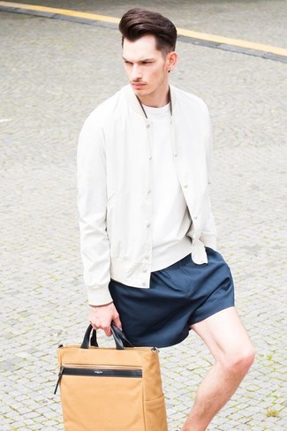 С чем носить бежевую кожаную большую сумку мужчине