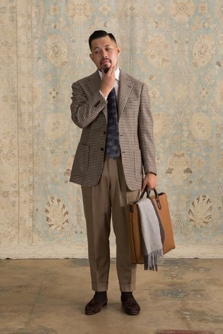 С чем носить бежевую кожаную большую сумку мужчине