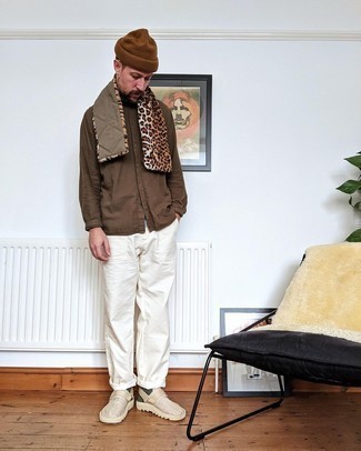 С чем носить бежевый шарф с леопардовым принтом мужчине