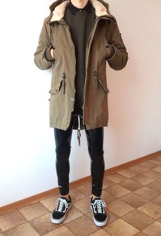 С чем носить бежевую легкую парку мужчине