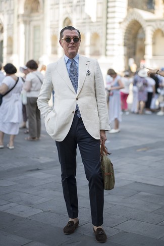 Как носить бежевый льняной пиджак с синими брюками чинос