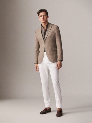 Как носить бежевый льняной пиджак с белыми брюками чинос