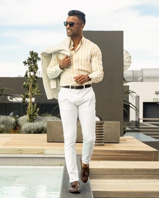 Как носить бежевый льняной пиджак с белыми брюками чинос