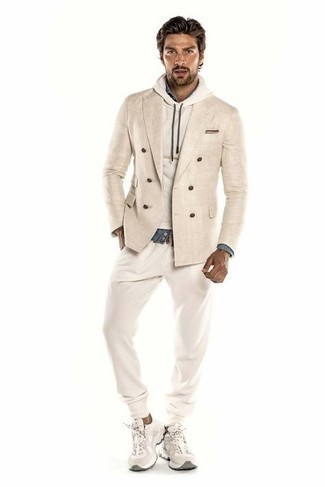 С чем носить бежевый льняной двубортный пиджак мужчине