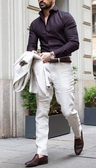 С чем носить бежевые льняные классические брюки мужчине