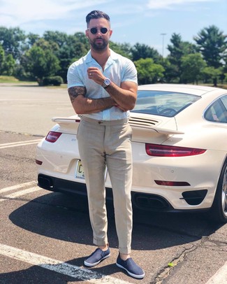 С чем носить бежевые льняные классические брюки мужчине