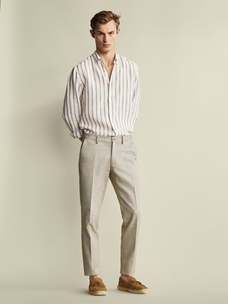 С чем носить бежевые льняные классические брюки мужчине