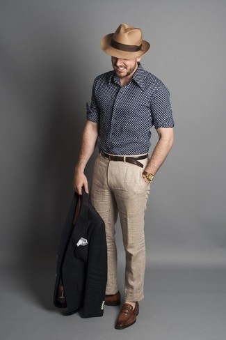 С чем носить бежевые льняные классические брюки мужчине