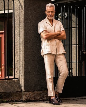 С чем носить бежевые льняные классические брюки мужчине