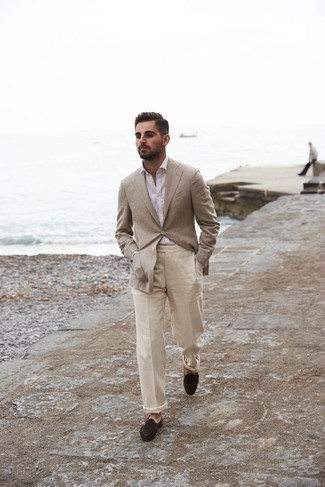С чем носить бежевые льняные классические брюки мужчине