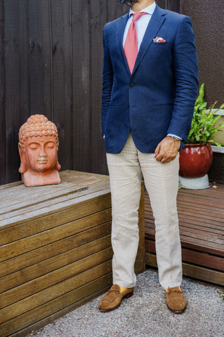 С чем носить бежевые льняные классические брюки мужчине