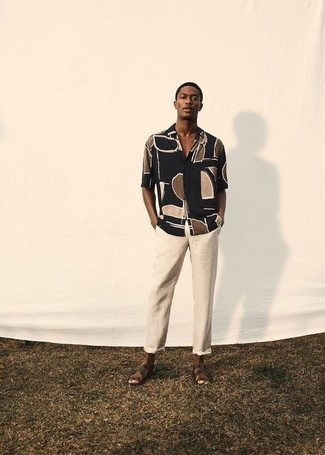 С чем носить бежевые льняные брюки мужчине