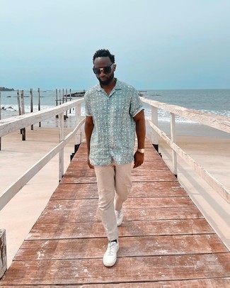 С чем носить бежевые льняные брюки мужчине