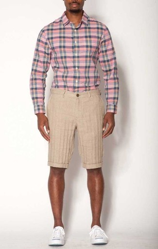 С чем носить бежевые льняные шорты мужчине