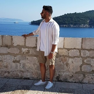 С чем носить бежевые льняные шорты мужчине