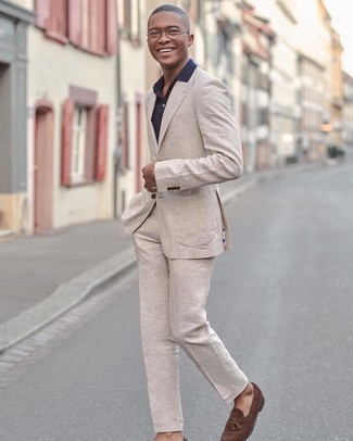 С чем носить бежевый льняной костюм