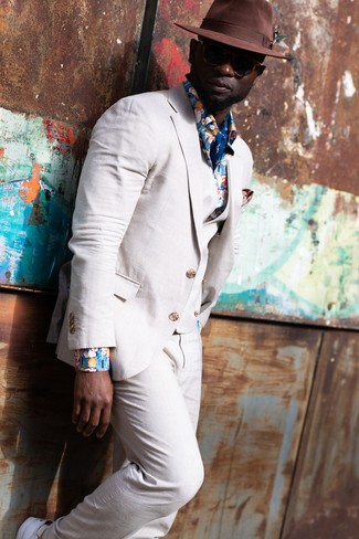 С чем носить бежевый льняной костюм-тройку