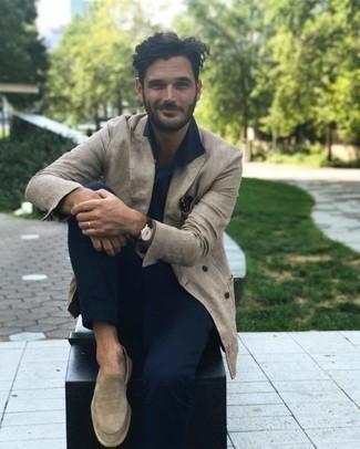 Какие двубортные пиджаки носить с бежевыми лоферами мужчине