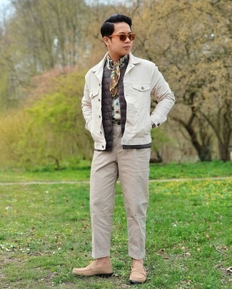 Какие куртки без рукавов носить с бежевыми лоферами мужчине