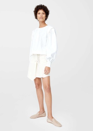 Какие блузки с длинным рукавом носить с бежевыми лоферами