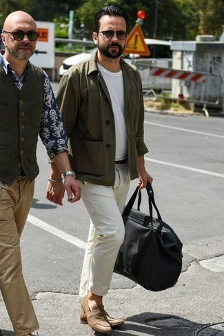 Какие куртки-рубашки носить с бежевыми лоферами мужчине