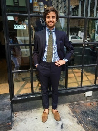 Какие костюмы носить с бежевыми лоферами