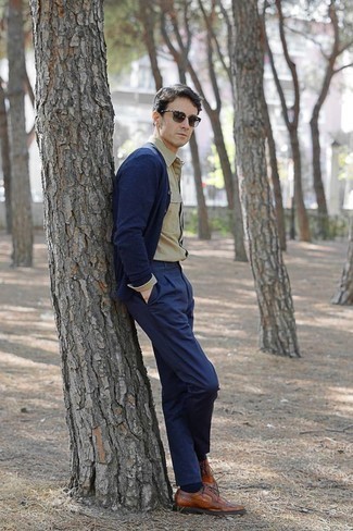 Какие броги носить с бежевой рубашкой с длинным рукавом