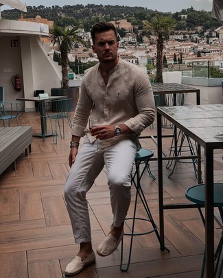 Какие эспадрильи носить с бежевой рубашкой с длинным рукавом мужчине