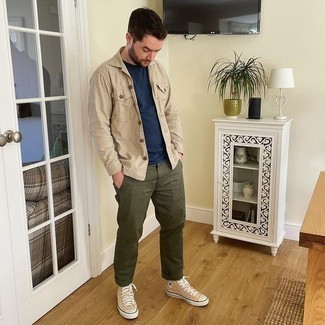 С чем носить бежевую рубашку с длинным рукавом мужчине