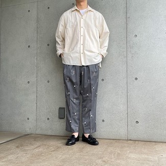 С чем носить бежевую рубашку с длинным рукавом мужчине