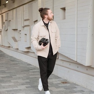 С чем носить бежевую рубашку с длинным рукавом мужчине