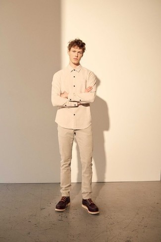 С чем носить бежевую рубашку с длинным рукавом мужчине