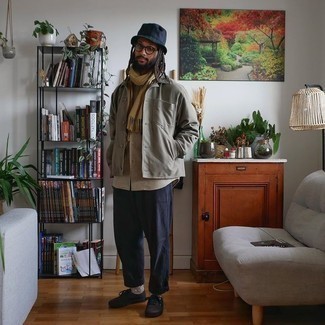 С чем носить бежевую рубашку с длинным рукавом мужчине