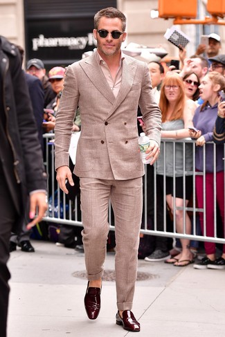 Какие костюмы носить с бежевой рубашкой с длинным рукавом