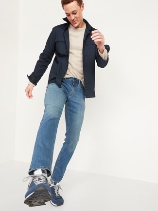 С чем носить бежевую футболку с длинным рукавом мужчине