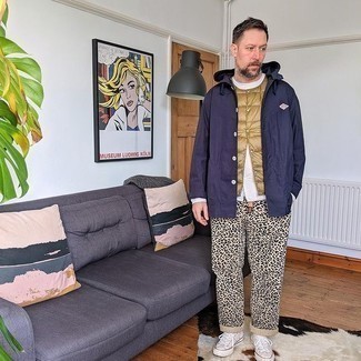 Какие брюки чинос носить с бежевыми низкими кедами