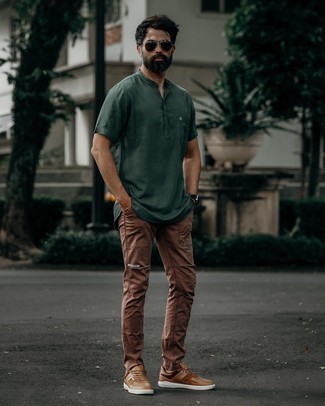 Какие брюки чинос носить с бежевыми низкими кедами