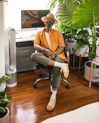 Какие брюки чинос носить с бежевыми низкими кедами