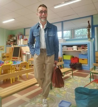 Какие брюки чинос носить с бежевыми низкими кедами