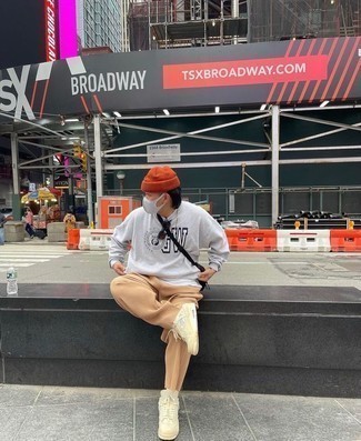 Какие брюки чинос носить с бежевыми низкими кедами