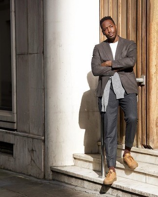 Какие двубортные пиджаки носить с бежевыми низкими кедами мужчине