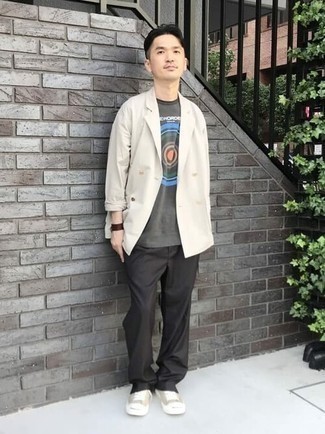 Какие двубортные пиджаки носить с бежевыми низкими кедами мужчине