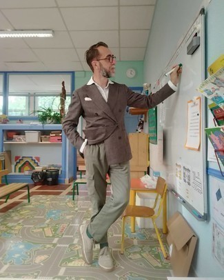 Какие двубортные пиджаки носить с бежевыми низкими кедами мужчине