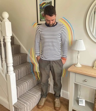 С чем носить бежевые низкие кеды мужчине